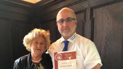 Bild: exb
Obermeister Bernhard Dräxler zeichnete Ria Achhammer mit der goldenen Ehrennadel der Friseurinnung Schwandorf aus.