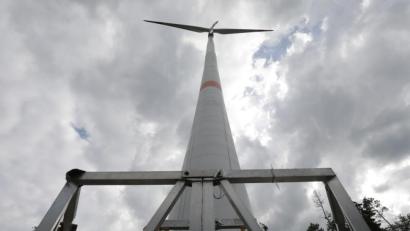 Bild: Wolfgang Steinbacher
Hier steht die Arbeitsbühne noch am Fuß des Windrads.