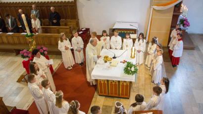 Bild: u
Um erstmals die Kommunion zu empfangen, versammelten sich die 20 Kinder mit Stadtpfarrer Hans-Peter Bergmann und Gemeindereferentin Barbara Schlosser um den Altar.