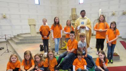 Bild: lep
Pfarrer Augustin Lobo (Mitte) und der Kindersingkreis beeindrucken beim Familiengottesdienst mit Liedern und dem Predigtspiel „Die Kinderbrücke“.