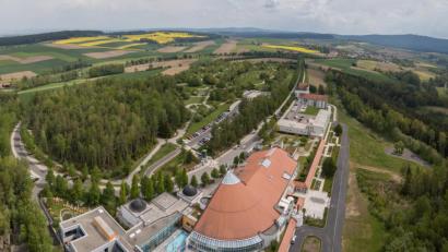 Bild: dtr
Das Sibyllenbad (vorne) und der Kurpark (Mitte, neben dem Parkplatz) stehen im Mittelpunkt der Bewerbung um den Heilbäder-Status. Hinter dem Kurmittelhaus folgen das Kurhotel Pyramide und das Appartement-Hotel. Beide sind über einen Bademantelgang direkt mit dem Kurmittelhaus verbunden.Im Hintergrund (rechts) ist Neualbenreuth zu sehen.