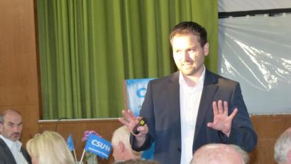 Bild: exb
Marktrat und CSU Bürgermeisterkandidaten Sebastian Hartl informiert bei der Versammlung des CSU-Ortsvereins.