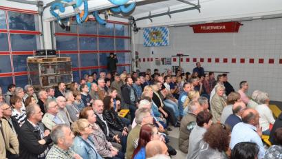 Bild: fjo
Rund 250 Besucher drängen sich im Tännesberger Feuerwehrhaus.