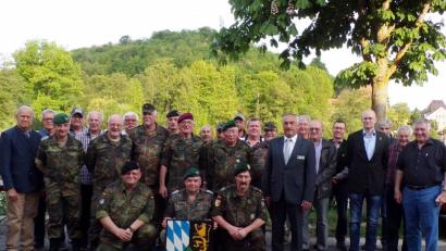 Bild: dl
Der stellvertretende Landesvorsitzende des Reservistenverbandes, Werner Gebhard (vorne rechts) und Altlandrat Hans Schuierer (links) gratulierten dem neuen Vorstand der Traditionskameradschaft Sicherungsbataillon 48.