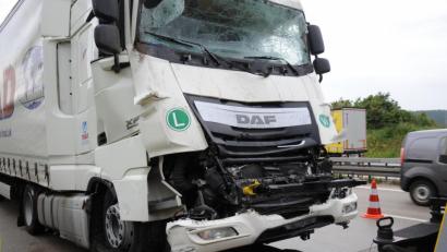 Bild: gfr
Der 45-jährige Fahrer eines Sattelzugs hat am Dienstagnachmittag den Sicherungsanhänger an einer Baustelle der A6, Höhe Schmidgaden, übersehen. Er konnte nicht mehr rechtzeitig ausweichen und fuhr daher auf das Fahrzeug auf.