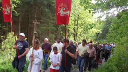 Bild: soj
Durch Wälder und Fluren pilgerten die Gläubigen zum Kalvarienberg. Hier die Gruppe der Bittgänger aus Ebnath.
