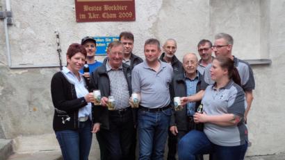 Bild: pko
Schirmherrin Margit Reichl (links) und Vorsitzender Johann Schmid (Dritter von links) testeten das Festbier.