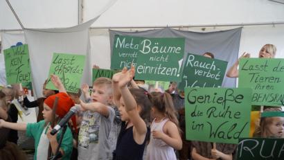 Bild: arw
Mit Schilder verdeutlichen die Kinder, was man im Wald nicht tun sollte