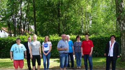Bild: jzk
Heimleiterin Claudia Heier und Tanja Weiß, stellvertretende Leiterin der Tagespflege (von rechts), danken Jochen Gößl (links) und seinen Helfern für den neuen Barfußpfad.