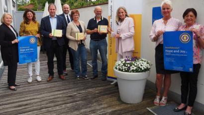 Bild: Bühner
Spendenübergabe beim Inner-Wheel-Club Weiden. Mit dabei sind Clubpräsidentin Christiane Bardenheuer (Siebte von links) und die Spendenempfänger Holger Hassel vom SOS-Kinderdorf, Brigitte Krause vom HPZ-Irchenrieth und Jost Hess vom Arbeitskreis Asyl (Vierter, Fünfte und Sechster von links)