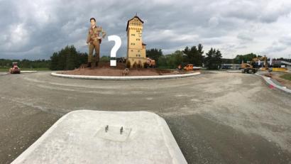 Bild: 	[M]: Gabi Schönberger/ Kenny Vlasek/exb
Welche Skulptur könnte auf den neuen Grafenwöhrer Kreisverkehr nahe der "Wache 6" kommen? Noch ist dort nur ein Erdhügel zu sehen.