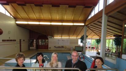 Bild: ubb
Susanne Neumann, Andrea Lamers, Annette Spreitzer, Bürgermeister Klaus Meyer und Chriska Wagner (von links) treffen sich jetzt häufiger im Badehaus. Es gibt viel zu besprechen vor der Generalsanierung.