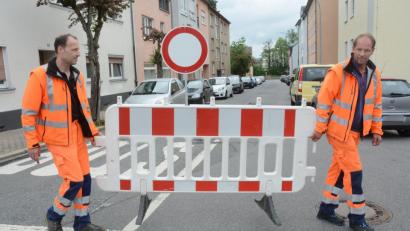 Bild: Gabi Schönberger
Martin Binner und Michael Nordgauer vom städtischen Bauhof bereiten die Straßensperrungen für den Nofi-Lauf am 29. Mai vor.