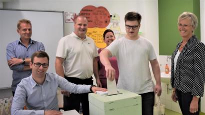 Bild: rgr
Josef Sperber darf an seinem 18. Geburtstag zum ersten Mal einen Stimmzettel in die Wahlurne werfen.