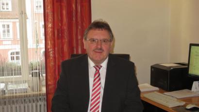 Bild: rha
Mit großen Sorgen blickt Vilsecks Bürgermeister Hans-Martin Schertl auf die Zukunft der Arbeitsplätze der Zivilbeschäftigten bei der US-Armee.