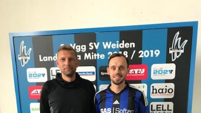 Bild: exb
Filip Trantina (rechts) wechselt vom 1. FC Bad Kötzting zur SpVgg SV Weiden, Trainer Andreas Scheler freut sich über den Neuzugang.