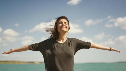 Bild: Sondem – stock.adobe.com
Lassen Sie den Atem kraftvoll einströmen.