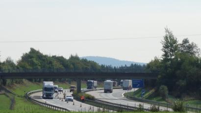 Bild: fjo
Unterschiedliche Vorbereitungsmaßnahmen künden vom baldigen Start einer Erneuerung des maroden Fahrbahnbelags der A 6 an Waidhaus vorbei.