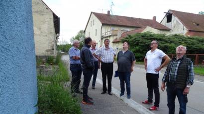 Bild: hou
Blaues Haus in Freihöls: Das historisch bedeutsame Gebäude verfällt immer mehr. Doch keiner weiß momentan, wo der Eigentümer wohnt. Er hatte es vor vielen Jahren gekauft und sich nie darum gekümmert.