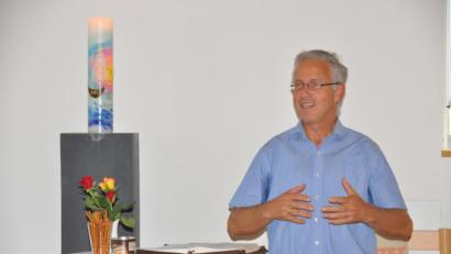 Bild: ak
Pfarrer Dominic Naujoks hält die Predigt im Auftaktgottesdienst.