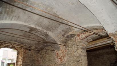 Bild: mmj
Damit der Zäch-Stadel den Um- und Anbau gut übersteht, wurde das Gewölbe mit Stangen gut gesichert.