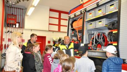 Bild: es
Thomas Haberl (Mitte) weckte mit seinen Erklärungen über das "Innenleben" des großen Feuerwehrautos bei den Tännesberger Schülern großes Interesse, rechts Klassenlehrerin Karin Uhl, links Reinhard Lang.