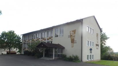 Bild: br
Das Erdgeschoss im ehemaligen Schulhaus in Waldeck kann künftig vom Verein Lebenshilfe Kreisverband Tirschenreuth genutzt werden. Der Stadtrat hat statt der bisherigen Teil- eine Vollnutzung befürwortet.