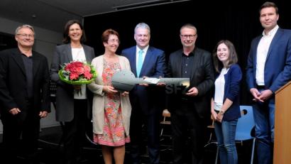 Bild: Stephan Huber
Freude herrscht bei der Schlüsselübergabe: Von links Hubert Saradeth (Gebäudemanagement), Landtagspräsidentin Ilse Aigner, Schulleiterin Gisela Lehnerer, Landrat Richard Reisinger, Architekt Alfred Popp, Maria Mader und Thomas Raithel (Gebäudemanagement).