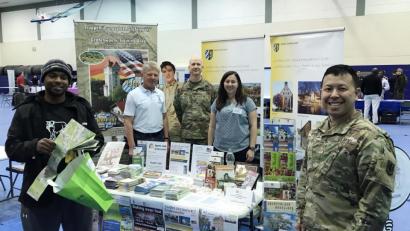 Bild: exb
Informationen für die US-Soldaten über Freizeitmöglichkeiten und Einrichtungen in und um Grafenwöhr gibt es beim "T.E.A.M. Day". Oberst Seth A. Knazovich (Mitte) begrüßt dabei auch Kulturmanagerin Birgit Plößner (hinten, rechts) und Stadt- sowie Kreisrat Gerald Morgenstern (links).