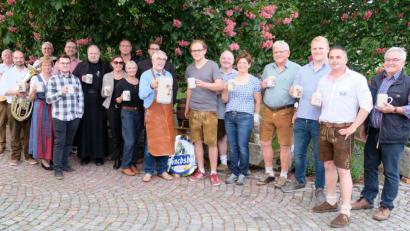 Bild: mab
Sie alle leisten mit ihren Vereinen bereits umfangreiche Vorarbeiten für die „Aktion Kirwabaum“, die heuer in der Regie von Schorsch Matzke von der Blaskapelle federführend über die Bühne geht. Bei der Bierprobe bei der Festwirtfamilie Hanauer konnten sich auch Ehrengäste von der Qualität des Festbieres überzeugen.