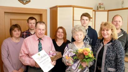 Bild: njn
Goldene Hochzeit feiern Georg und Elisabeth Panzer (zweiter und vierte von links). Dem Ehepaar gratulierte dritte Bürgermeisterin Sonja Heindl (zweite von rechts). Mit auf dem Bild (von links) Schwiegertochter Michaela mit Ehemann Markus, Tochter Michaela, Enkel Martin und Sohn Tobias.