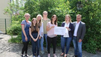 Bild: sne
Die Mädels von SV Grafenwöhr Tanzen um Tina Neuber (Dritte von rechts) freuten sich eine 1800-Euro-Spende, die ihnen Angela Schecklmann-Braunreuther (Zweite von rechts.) und Karl Schecklmann von der Zürich Versicherung überreichen.