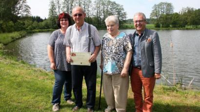 Bild: wro
Baptist Höfer feierte 80. Geburtstag. Es gratulierten Tochter Jutta (links) sowie Ehefrau Monika und Bürgermeister Toni Dutz (rechts).