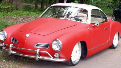 Bild: bö
Ein Karmann Ghia vom Typ 14 ist immer ein Blickfang für nostalgische Erinnerungen an eine längst vergangene Automobilzeit. Heuer findet das 16. internationale VW-Audi Treffen am Sonntag, 2. Juni 2019 im Ausweichquartier Burglengenfeld statt.