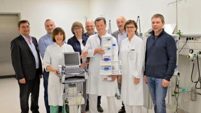 Bild: cls
Spendenübergabe am Krankenhaus St. Barbara: Das Bild zeigt von links Michael Enzmann, Wolfgang Wack, Dr. Regina Birk, Gabi Leichtl, Frank Hederer, Dr. Jochen Spieß, Maxilmilian Zepf, Dr. Elisabeth Bösl und Andreas Wopperer.