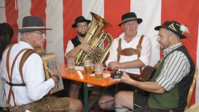 Bild: u
Altbürgermeister Hans Drexler (Zweiter von rechts) zählt nicht nur zu den Hauptorganisatoren des „Kummt’s eina“. Er ist auch als Aktiver mit von der Partie, sowohl bei den Watzndorfern als auch wie hier bei der Hirschauer Wirtshausmusi zusammen mit (von links) Franz Dolles, Alexander Götz und Uwe Hermann.