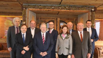 Bild: Reimund Früchtl, Landratsamt Cham
Landrat Wolfgang Lippert (von links, Tirschenreuth), Regierungsvizepräsident Christoph Reichert, Landrat Willibald Gailler (Neumarkt), Landrat Richard Reisinger (Amberg-Sulzbach), Thomas Unger (Regierung der Oberpfalz), Landrätin Tanja Schweiger (Regensburg), Emil Schneider (Präsidium Bayerischer Landkreistag), Landrat Franz Löffler (Cham), Landrat Thomas Ebeling (Schwandorf).