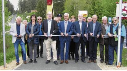 Bild: öt
Zahlreiche Ehrengäste inklusive Baudirektor Berthold Schneider (vorne, Dritter von links) und Bürgermeister Peter König (Vierter von links) durchschnitten das obligatorische Band und gaben mit diesem symbolischen Akt den Weg nach Schwarzenreuth frei.