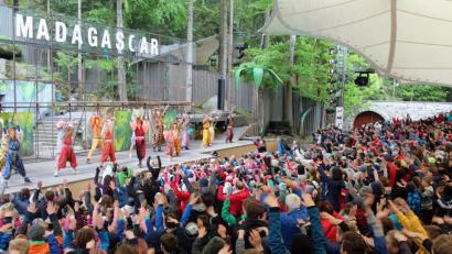 Bild: Holger Stiegler
„I like to move it!“ und „Musst du wackeln mit die Hufte“: Der Aufforderung von King Julien Lemur wollte sich bei der Premiere von „Madagascar” bei den Luisenburg-Festspielen niemand im Publikum widersetzen.