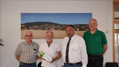 Bild: fla
An seinem Geburtstag wurde Hugo Götz (Zweiter von links) von Kämmerer Josef Götz (links), Bürgermeister Josef Beimler (Zweiter von rechts) und Verwaltungsleiter Karl-Heinz Schmidt (rechts) in den Ruhestand verabschiedet