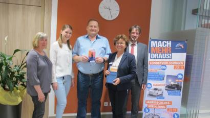Bild: gi
Raiffeisen-Geschäftsstellenleiterin Karin Lindner (Zweite von rechts) mit ihrem Team freut sich mit dem Gewinner Wolfgang Rappl (Mitte) über die Wellness-Reise.