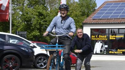 Bild: Petra Hartl
Auf zur Jungfernfahrt: Redakteur Andreas Ascherl und Peter Stadler.