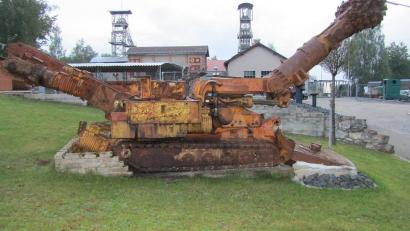 Bild: sck
Die 28 Tonnen schwere Teilschnittgewinnungsmaschine AM50 wurde im Herbst auf dem Freigelände bei der Museumsauffahrt neu aufgebaut und erhält noch eine Beleuchtung. Kostenlose Unterstützung mit Kran und LKW bot Betonwerk Ficker bei der mehr als fünfstündigen Umsetzung in die Museumsauffahrt.