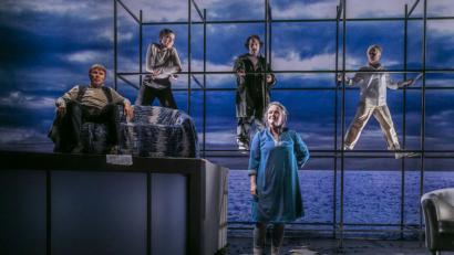 Bild: Jochen Quast
Der Este Klaus (Michael Haake), die Frau (Silke Heise), der Russe (Thomas Weber), die Afghanin (Franziska Sörensen) und die Professorin (Susanne Berckhemer) erzählen in ihren Monologen von ihren Erlebnissen vor, während und nach dem Dritten Weltkrieg.