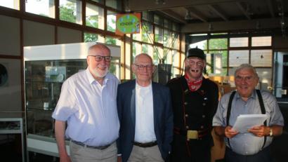 Bild: sne
Norbert Neugirg (Zweiter von rechts) von der Altneihauser Feierwehrkapell'n taucht unerwartet bei der Verabschiedung auf und hält eine besondere Laudatio für die drei Scheidenden Georg Stahl, Claus Chuhr und Gert Wölfel (von links).