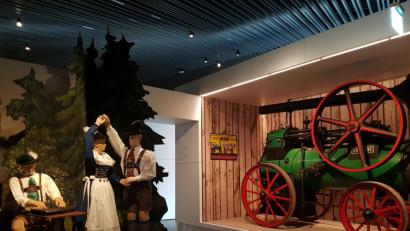 Bild: Hanna Gibbs
Tracht und Traktoren gehören zur Geschichte Bayerns und damit ins Bayern-Museum.
