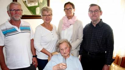 Bild: wro
90. Geburtstag feierte Anna Dehmel (vorne). Es gratulierten (von links) Schwiegersohn Josef Steinkohl, Tochter Agnes Steinkohl, Bürgermeisterin Friederike Sonnemann und Sohn Georg Dehmel.