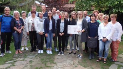 Bild: exb
Bettina Schottenheim und Petra Stahl, Organisatorinnen der „Typisierungsaktion Moritz“, nahmen den Scheck von Personalleiter Markus Block entgegen.