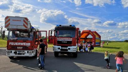 Bild: mde
Zur Hüpfburg oder doch lieber zu den Feuerwehrfahrzeugen? Eigentlich egal, denn beim Fest der Kemnather Brandschützer ist für beides genügend Zeit.