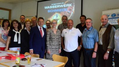 Bild: Kunz
Die Weidener Genossen diskutieren mit dem Boss der SpVgg SV Weiden, Michael Kurz (Fünfter von rechts) über die Lage des Vereins.